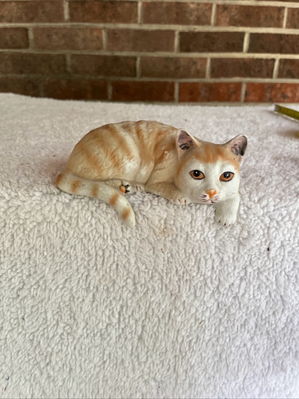 Vintage Tabby Cat Resting & Watching Shelf Sitter Ceramic Figurine Yellow Eyes - Picture 2 of 7